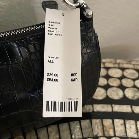 Vegan leather mini shoulder bag! 🖤 - Picture 2 of 5